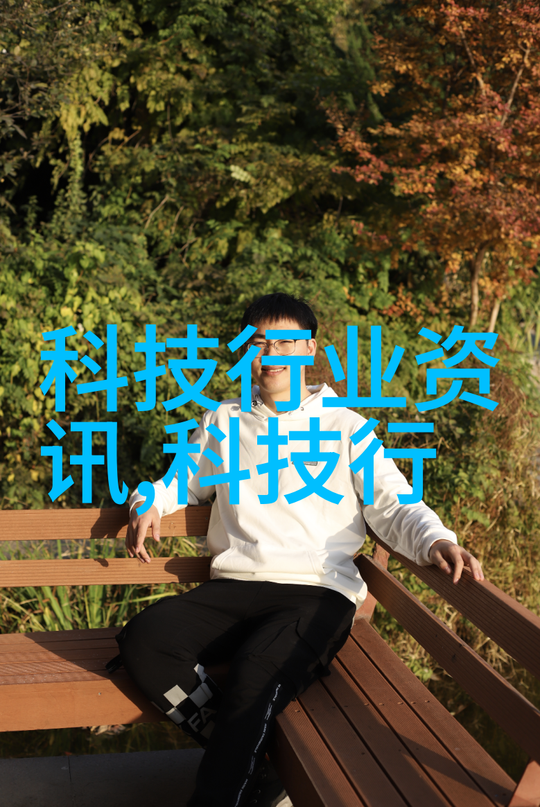 荣耀Magic7手机月影灰配色亮相居中对称摄像头直角边框设计